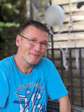 <span>Jörg, 51</span> <span style='width: 25px; height: 16px; float: right; background-image: url(/bitmaps/flags_small/DE.PNG)'> </span><br><span>Lübeck Sank, Allemagne</span> <input type='button' class='joinbtn' style='float: right' value='JOIN NOW' />