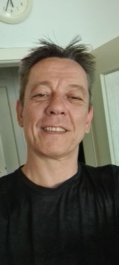 <span>Andreas, 54</span> <span style='width: 25px; height: 16px; float: right; background-image: url(/bitmaps/flags_small/DE.PNG)'> </span><br><span>Hamburg, Allemagne</span> <input type='button' class='joinbtn' style='float: right' value='JOIN NOW' />