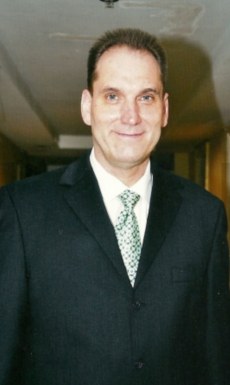 <span>Uwe, 50</span> <span style='width: 25px; height: 16px; float: right; background-image: url(/bitmaps/flags_small/DE.PNG)'> </span><br><span>Stuttgart, Allemagne</span> <input type='button' class='joinbtn' style='float: right' value='JOIN NOW' />